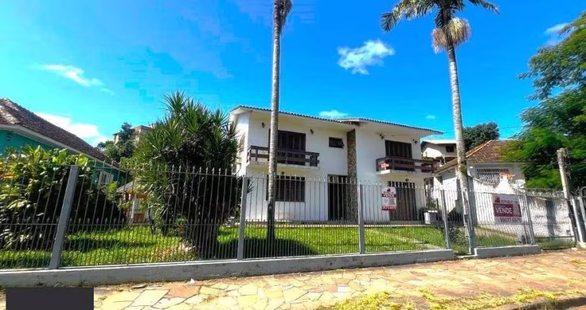 Casa com 351,60m2 de área construída em propriedade de 743m2 no Bairro Jardim Carvalho.