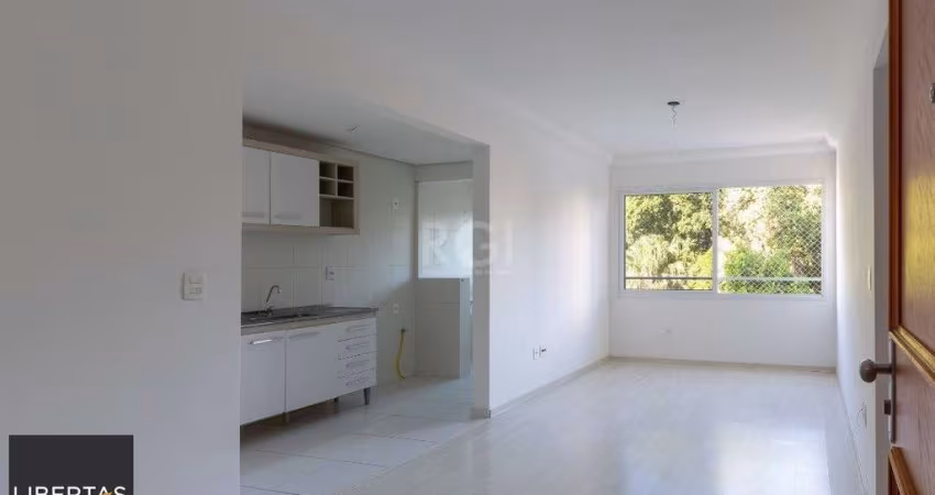 Apartamento de dois dormitórios, uma suíte, living, cozinha com churrasqueira, área de serviço, banheiro social e uma vaga de garagem.