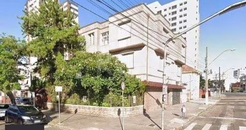 Prédio com total de três pavimentos, para moradia, lojas e apartamentos