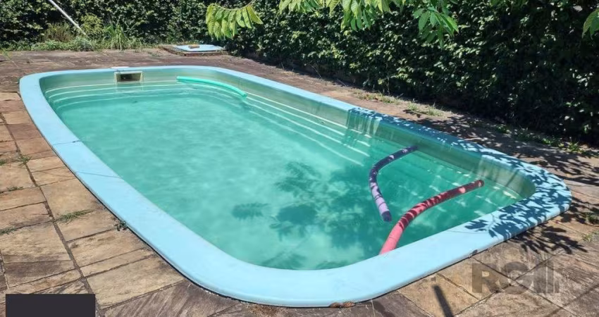 Casa de 3 dormitórios com piscina no Bairro Cristal.