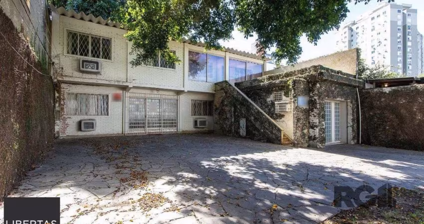 Casa de alvenaria, excelente ponto comercial.