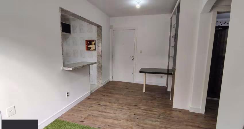 Apartamento de 1 dormitório, living, cozinha planejada, banheiro social.