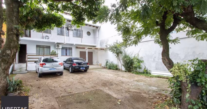 Casa ampla de 2 pavimentos com 4 dormitórios, 1 suite e 4 vagas no bairro Santa Tereza!