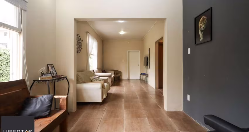 Casa semimobiliada com 188 m² de área privativa com 3 dormitórios sendo 1 suíte e 4 vagas de garagem.