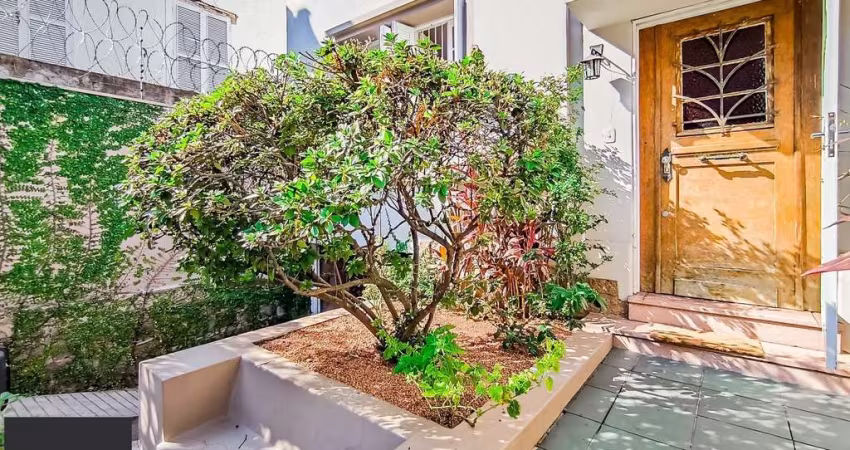 Casa impecável na Lopo Gonçalves com 4 dormitórios, garagem e pátio amplo