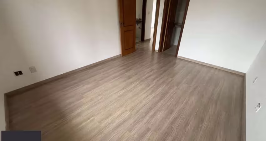 Apartamento de dois quartos, suíte e uma vaga de garagem no bairro menino deus