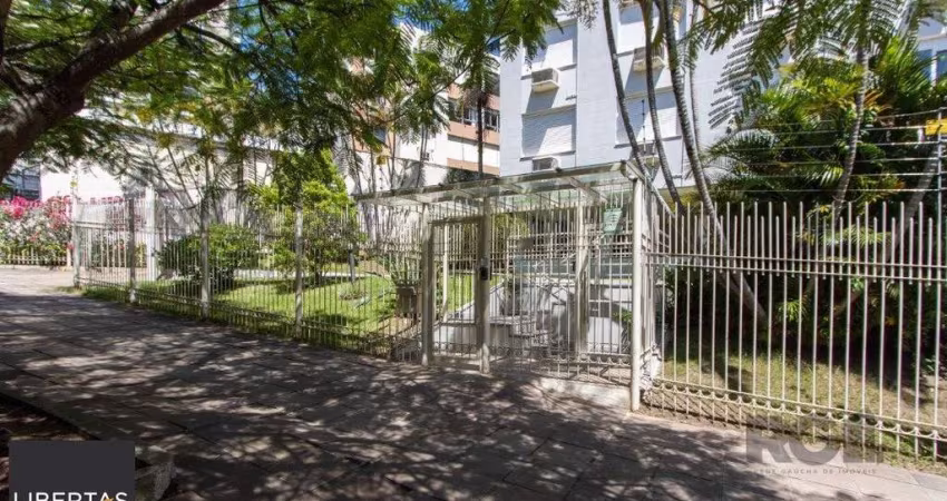 Apartamento no Petrópolis de 2 dormitórios dependência e vaga desocupado