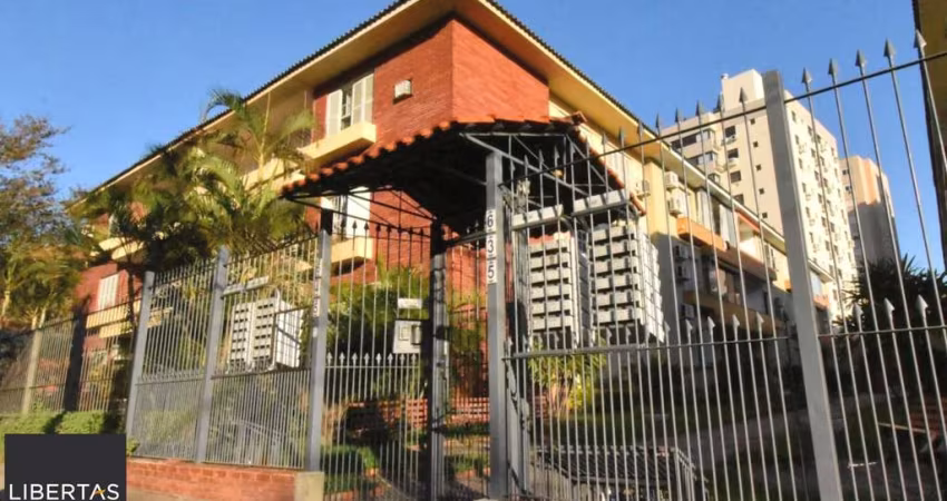 Apartamento de 3 dormitórios, sendo uma suite churrasqueira e sacada 85m2 bairro Menino Deus.