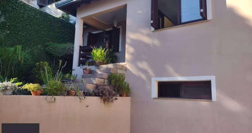 Casa com 4 quartos, suíte, piscina, lareira, churrasqueira em um terreno de 616m².