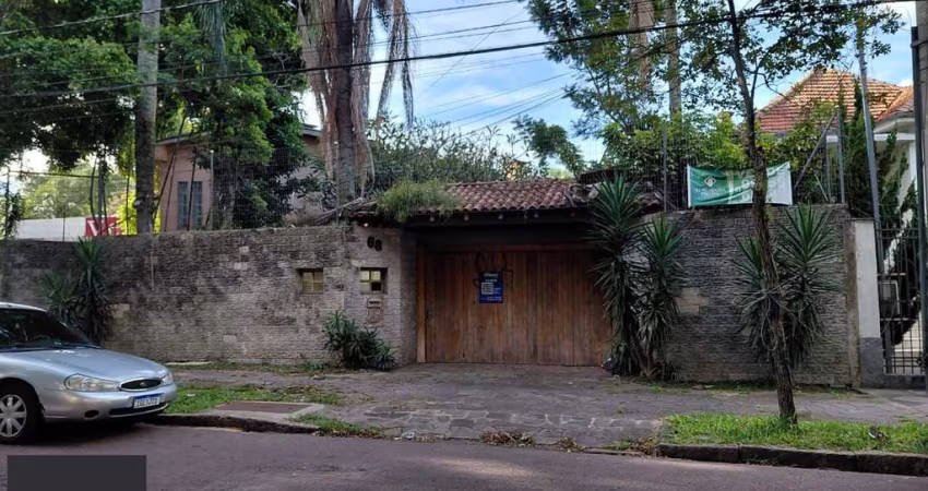 Ampla casa com pátio Bairro Teresópolis