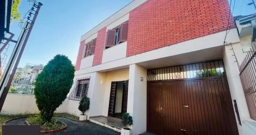 VENDA DE CASA DE 4 QUARTOS COM  VAGAS DE GARAGEM - MENINO DEUS