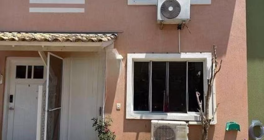 Casa em condomínio com churrasqueira  e pátio.