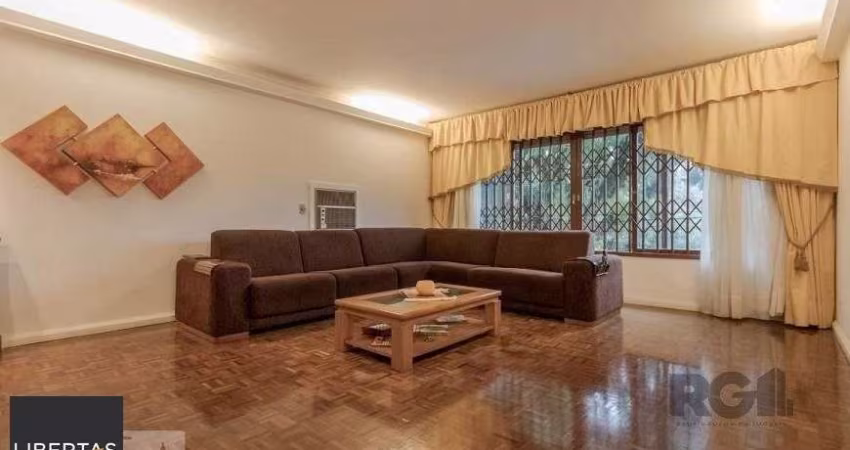 Casa com 04 dormitórios no Bairro Chacara das Pedras Porto Alegre