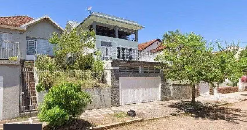 Casa com 167m², 4 dormitórios, 2 suítes, 2 vagas no bairro santa tereza
