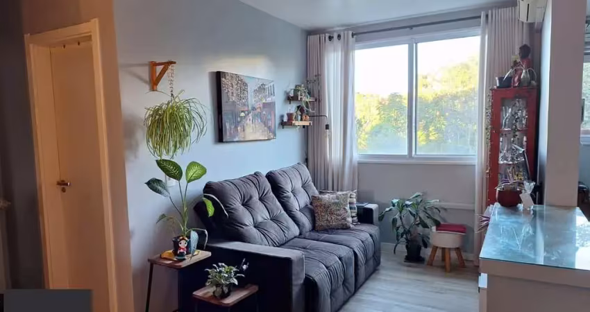 Apartamento de 2 quartos, cozinha planejada e 1 vaga escriturada.