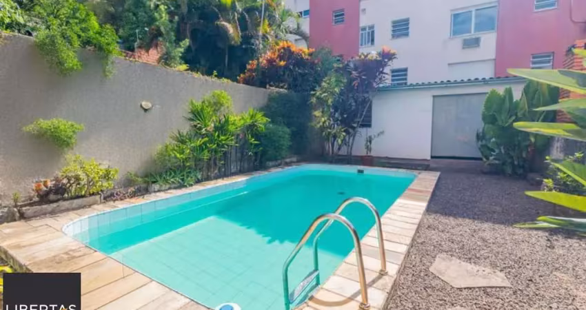 Casa com 255 metros privativos e pátio com piscina no bairro higienópolis