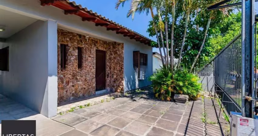 Casa com 3 dormitórios, 4 vagas e amplo pátio no bairro sarandí