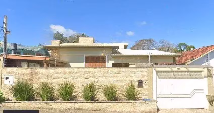 Ótima casa térrea com 4d, piscina e garagem fechada para 2 carros no jardim medianeira.