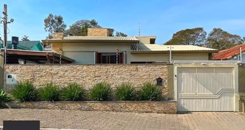 Ótima casa térrea com 4d, piscina e garagem fechada para 2 carros no jardim medianeira.