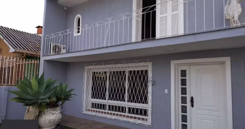 Casa de alvenaria, com 3 quartos, 1 suíte e 3 vagas de garagem.