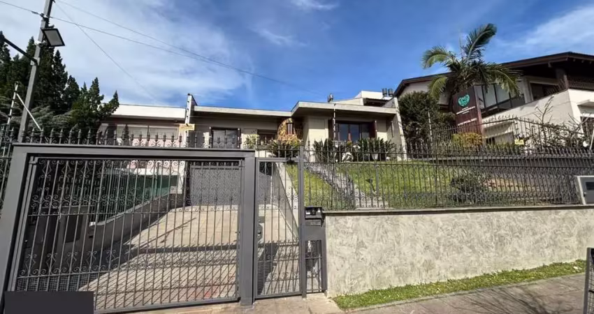Casa 4 dormitórios, 1 suíte, 03 vagas, bairro três figueiras, porto alegre.