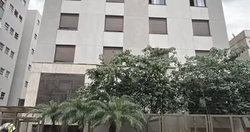 Apartamento desocupado com 2 quartos, sendo 1 suíte, 2 banheiros e garagem coberta escriturada.