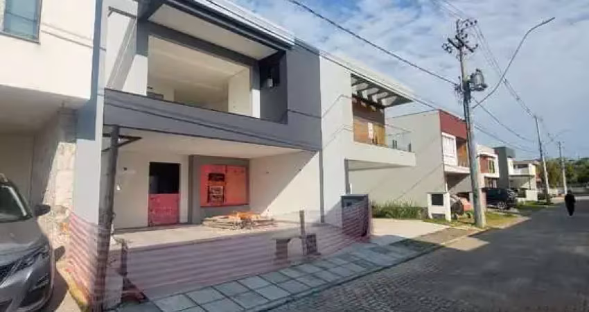 Casa em condomínio fechado pateo verde, 3 suítes sendo 1 master com sacada e 2 vagas de garagem