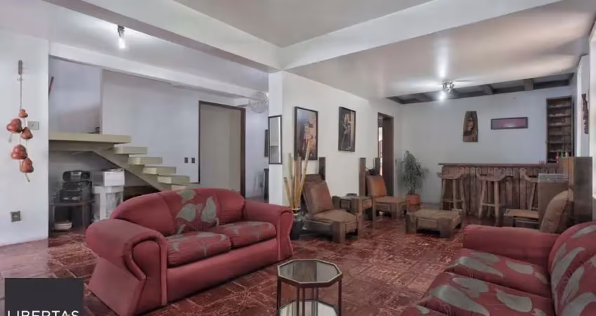 Casa com 300m², localizada na zona sul de porto alegre, com lareira, piscina e 3 vagas de garagem cobertas.