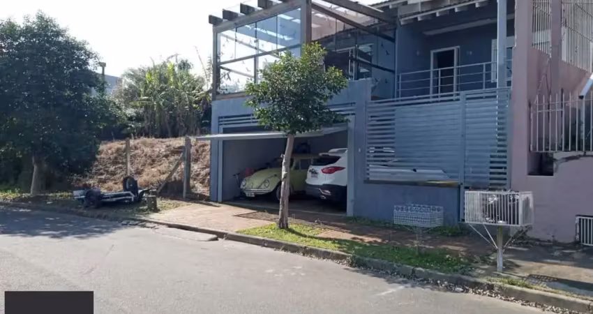 Linda casa no verdes campos com 2 dormitórios sendo 1 suíte e closet, lareira living amplo - amplo pátio com piscina.