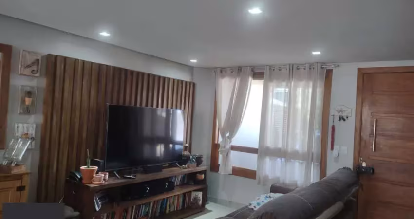 Casa de condomínio, 3 quartos, 1 suíte, piscina e 2 vagas de garagem;