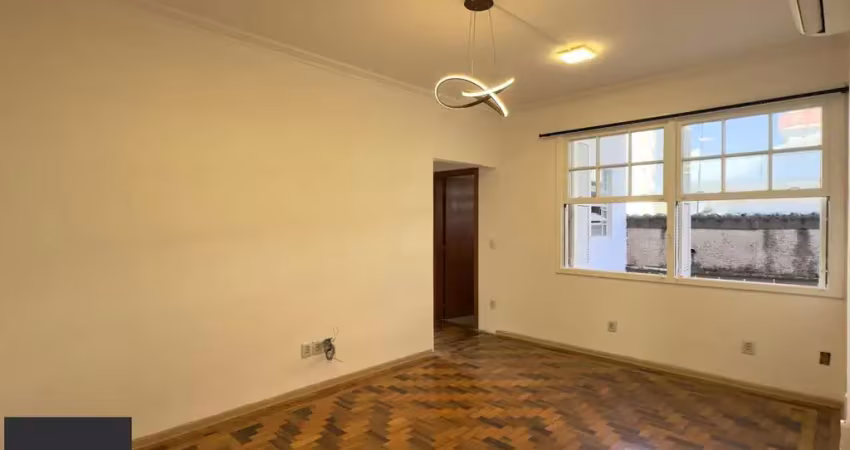 Apartamento reformado de 67m², 2 dormitórios com peças amplas na praia de belas