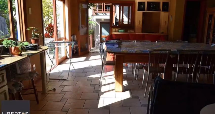 Casa comercial e residencial com 518m² (4 quartos / 5 banheiros / 3 vagas garagem) no bairro partenon localizada à meia quadra da av. bento gonçalves.