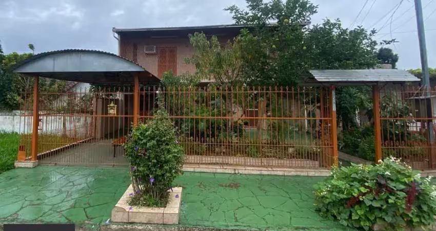 Ótima casa de dois pavimentos localizada no bairro restinga