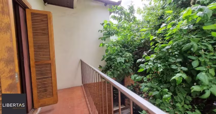 Casa estilo sobrado para venda de 3 dormitórios  com  2 vagas de garagem no bairro cidade baixa em porto alegre/rs.