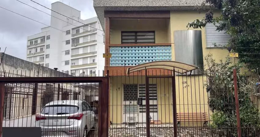 Terreno amplo com 690m², com duas casas construídas para moradia ou investyirdores!!