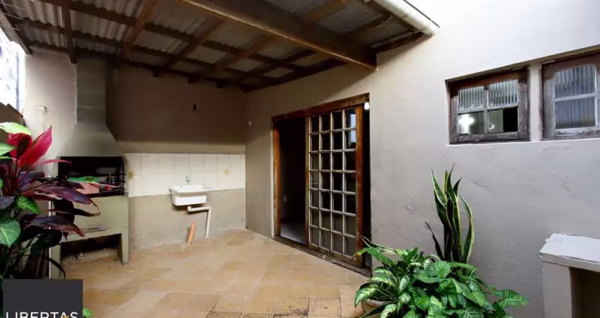 Apartamento térreo , tipo casa, área externa com churrasqueira , 02 dormitórios.