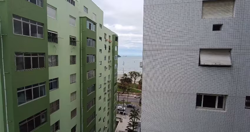 Apartamento com 01 dormitório totalmente reformado, lindo e com vista mar!