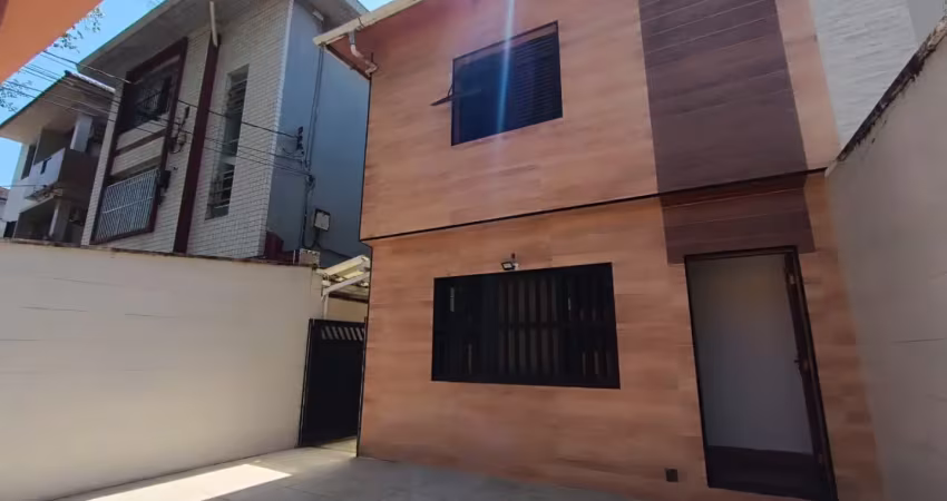 Charmoso sobrado com churrasqueira no embaré - 2 dormitórios com 2 vagas de garagema poucas quadras da praia