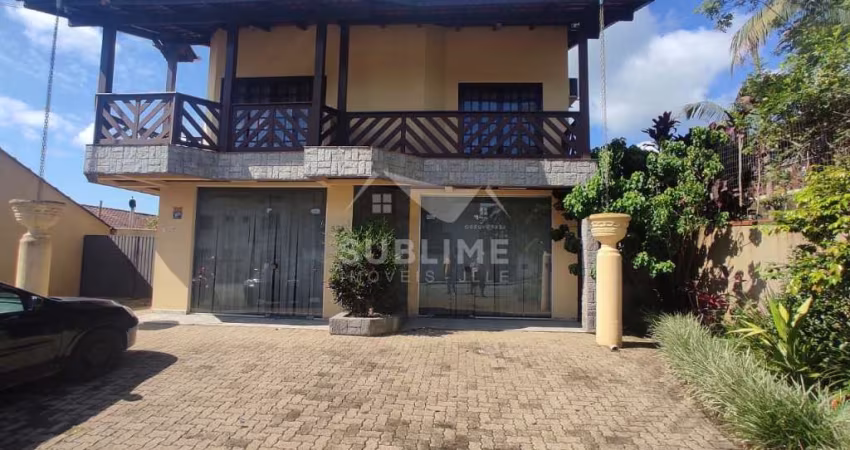 Sobrado com Sala Comercial no Bairro Morro do Meio