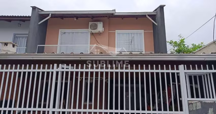 Sobrado geminado no bairro aventureiro com 03 quartos