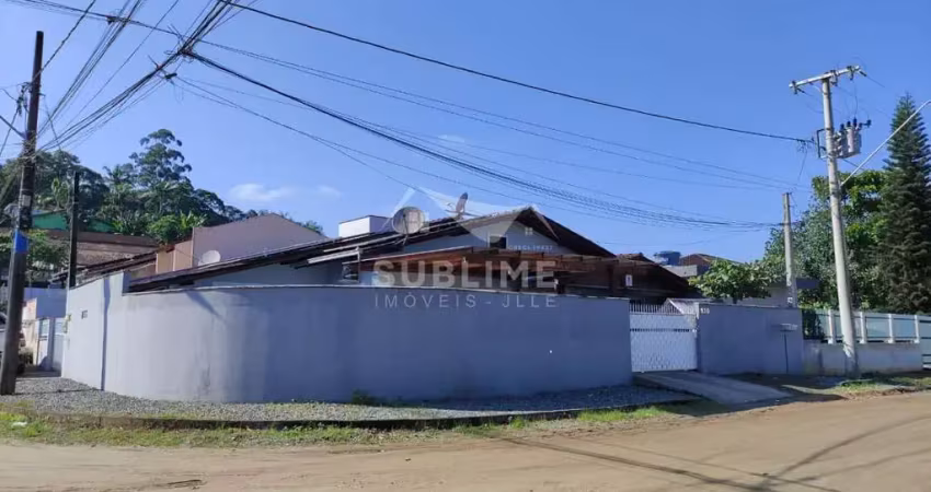 Casa geminada de esquina no bairro itinga com suíte
