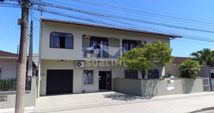 Sobrado Averbado no Bairro Iririú com 06 Quartos