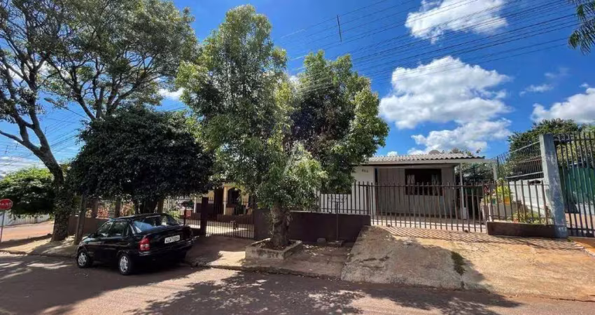 Terreno com 2 casas residenciais, localizado no Bairro Floresta, em Cascavel - Pr., por R$ 370.000,00