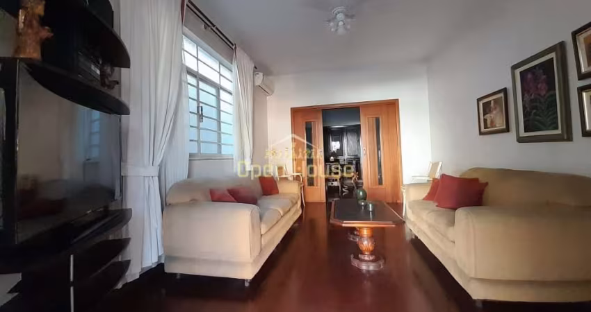 Descubra esta casa espaçosa de 3 quartos no coração do Centro de Barra Mansa. Localização privilegi