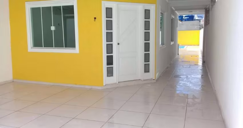 Casa com 3 quartos para alugar na Rua Curitiba, Riviera Fluminense, Macaé