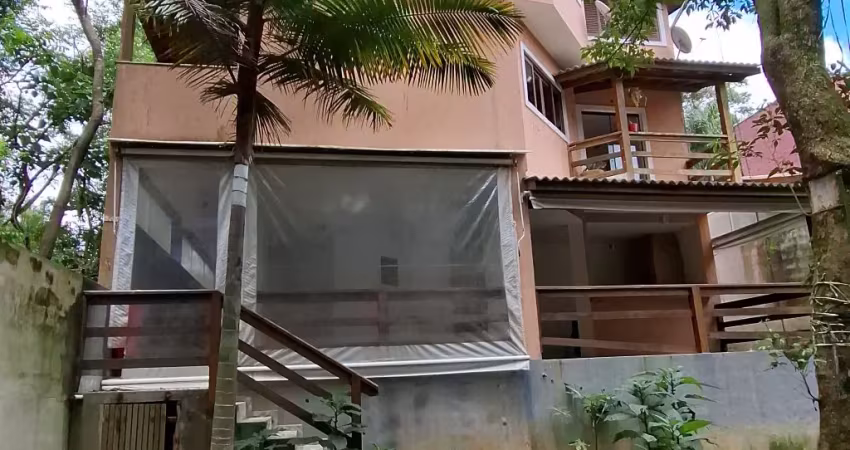 Excelente casa em condomínio fechado.