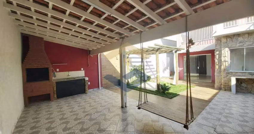 Casa assobradada p/ alugar c/ 239 m², 3 suítes ou escritório, salas amplas, charmoso espaço gourmet, 3 vagas - torres de são josé - jundiaí/sp