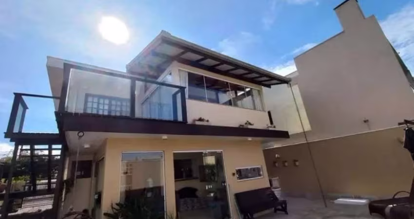 Casa / Sobrado com piscina no Centro  de Navegantes