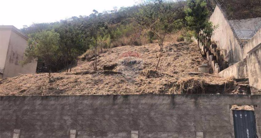 Lote de 1.055 m² no bairro Comiteco