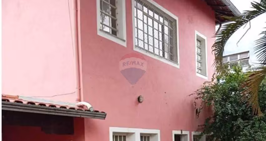 Casa de 2 Pavimentos com 4 quartos  e 2 vagas cobertas
